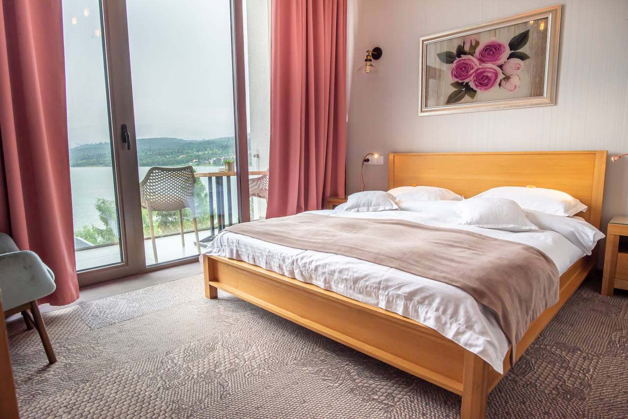 Camera_dubla_cu_vedere_la_lac_si_balcon
