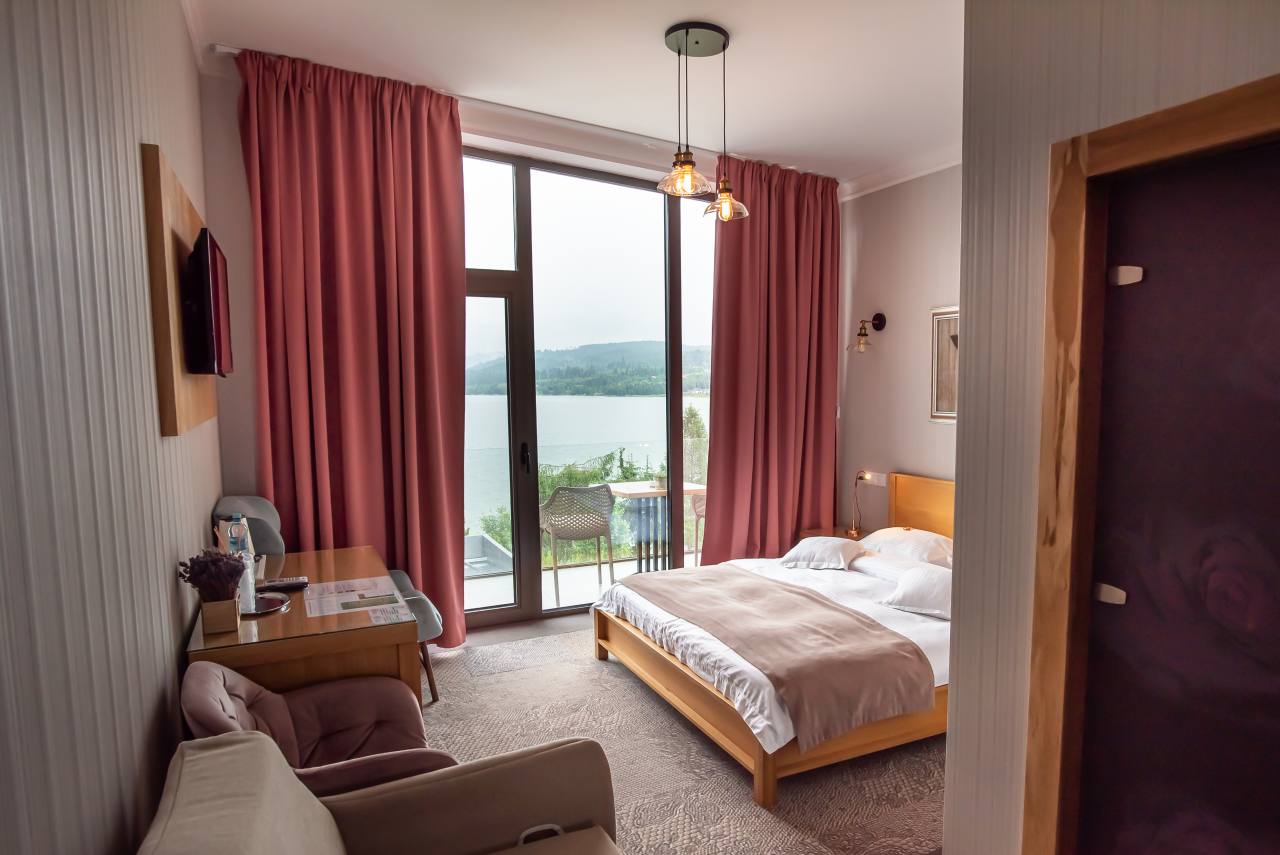 Camera_dubla_cu_vedere_la_lac_si_balcon