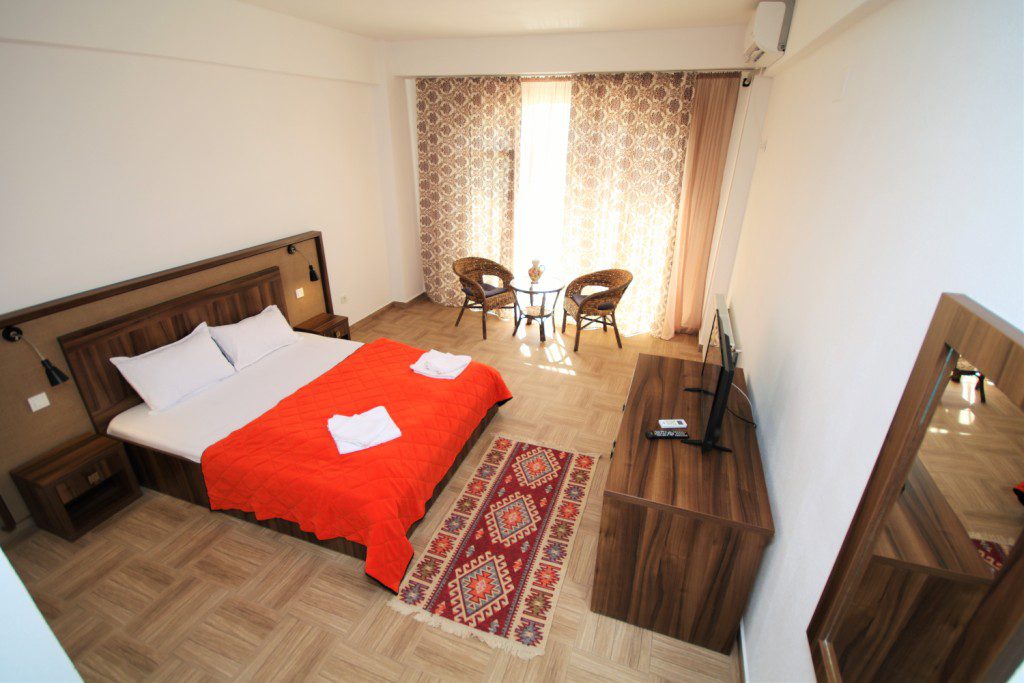 Cameră_dublă_fara_balcon_cu_vedere_la_Dunare