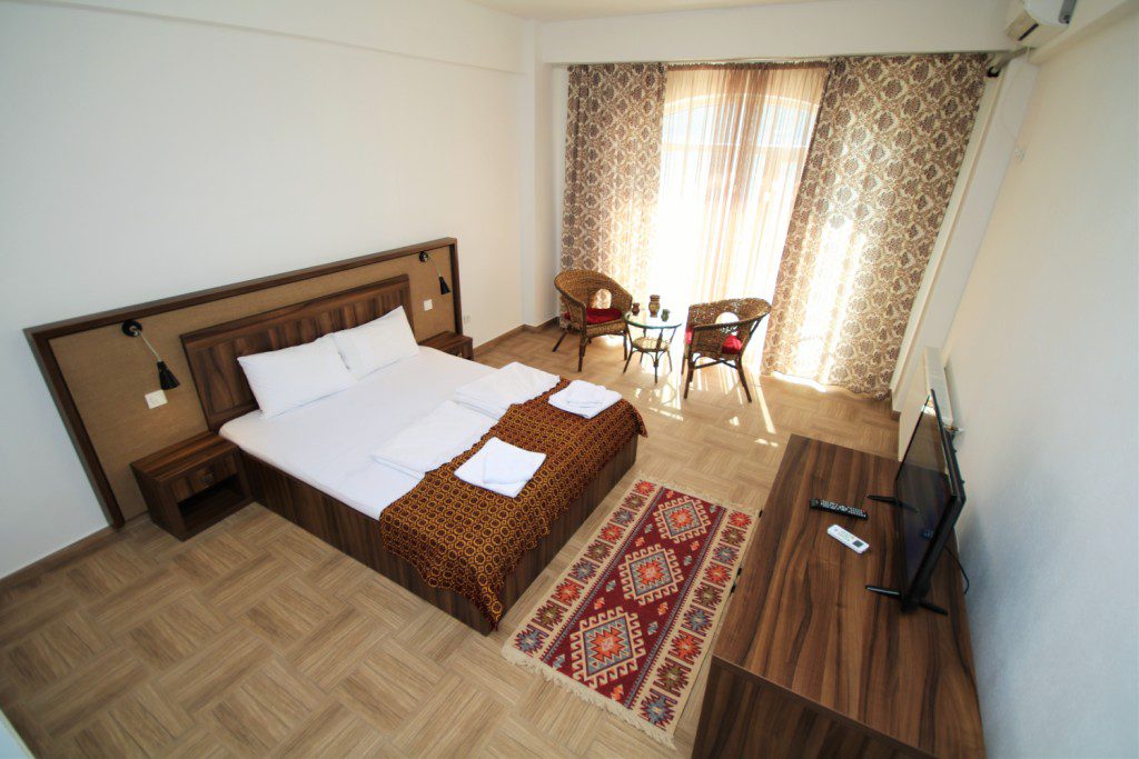 Cameră_dublă_fara_balcon_cu_vedere_la_Dunare
